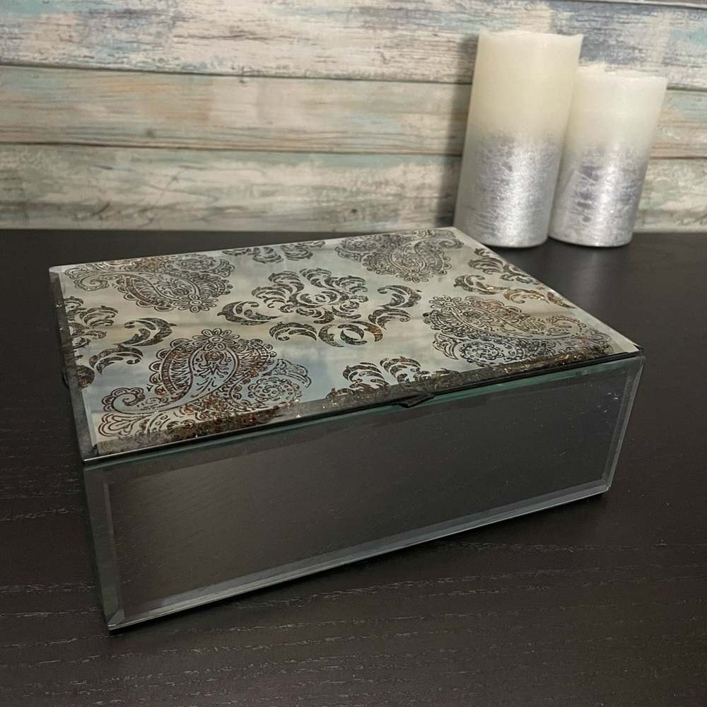 Glass jewelry box